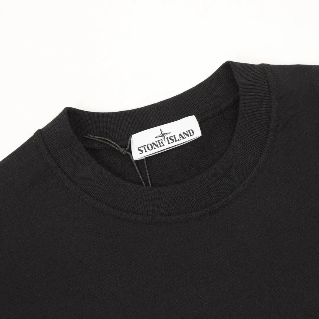 🅿️480 Stone Island 25FW reflective letter round neck sweatshirt is made of high-quality pure cotton fabric, which is not only soft to the touch, without any itch when close to the skin, but also has excellent performance. Moreover, the fabric has been specially treated to be wear-resistant and can still maintain good shape and color after multiple washes. The classic round neck design is simple and elegant, adapting to various face shapes and facial lines. The exquisite stitching on the cuffs and hem demonstrates the brand's ultimate pursuit of details. It is strong and durable and will not easily come off. Size: S-XL